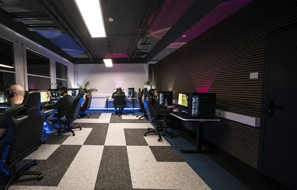 Jugadores compitiendo en un LAN center
